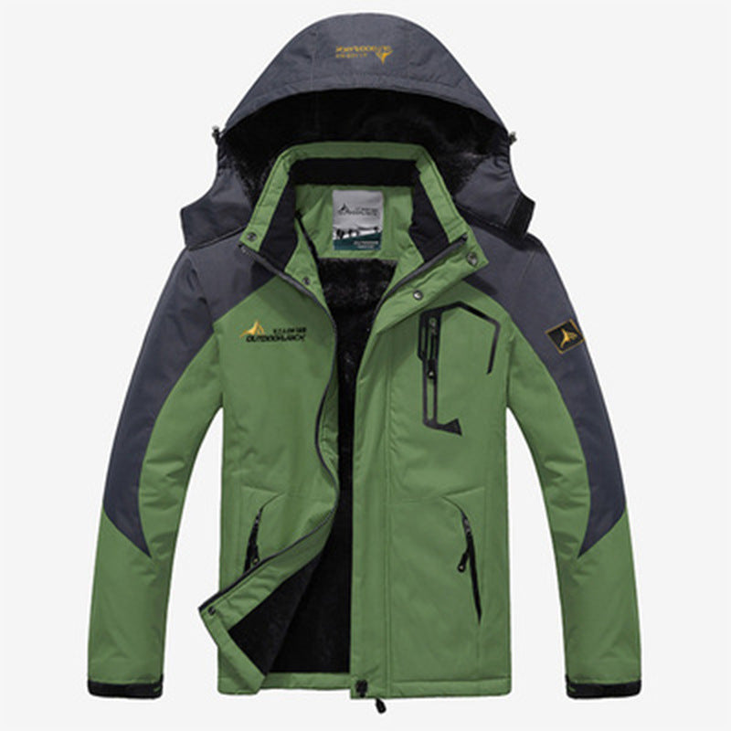 Grüne Herren-Winterjacke mit Kapuze, wasserabweisendem Material und warmem, schwarzem Fleece-Innenfutter.