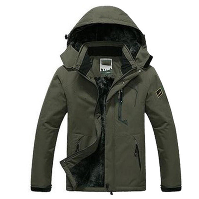 Olivgrüne Marco Herren-Winterjacke mit kuscheligem Fleece-Futter, wasserabweisender Oberfläche und praktischer Kapuze.
