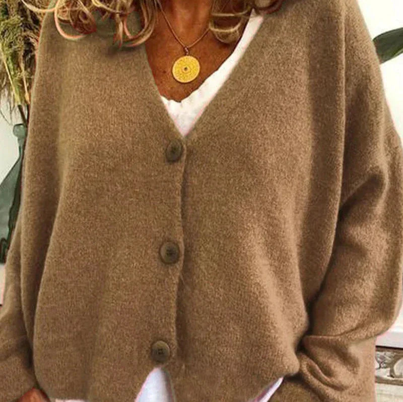 Beige Strickjacke Noemi mit V-Ausschnitt, Knopfleiste und weichem Material für einen eleganten, femininen Look.