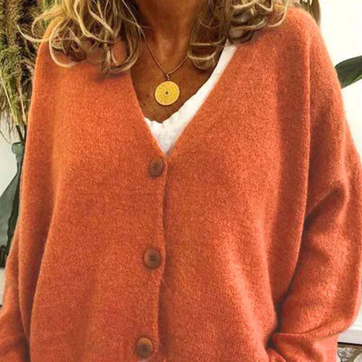 Orangefarbene, weiche Strickjacke mit V-Ausschnitt und klassischer Knopfleiste für einen femininen Look.