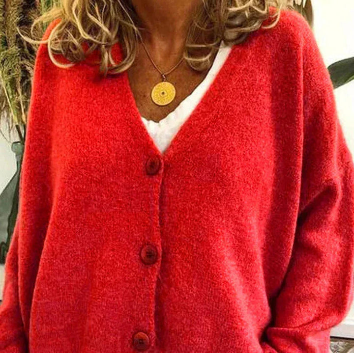 Rote Noemi Strickjacke mit V-Ausschnitt, Knopfleiste und weichem Strickmaterial für einen eleganten, femininen Look.