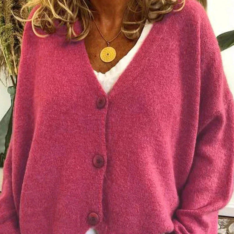 Dunkelrosa Strickjacke Noemi mit V-Ausschnitt, Knopfleiste und weichem Material für einen femininen Look.
