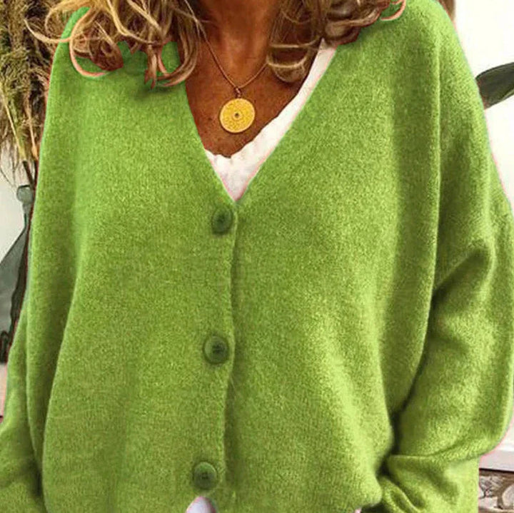 Hellgrüne Damen-Strickjacke Noemi aus weichem Strick mit V-Ausschnitt und durchgehender Knopfleiste.