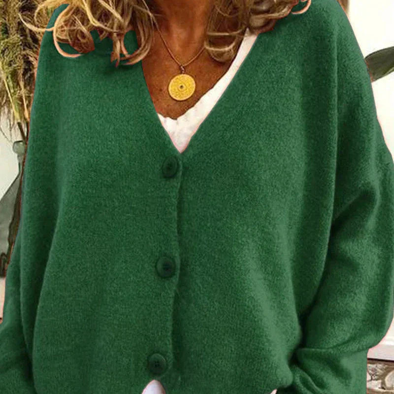Dunkelgrüne Noemi Strickjacke aus weichem Strick mit V-Ausschnitt und klassischer Knopfleiste.