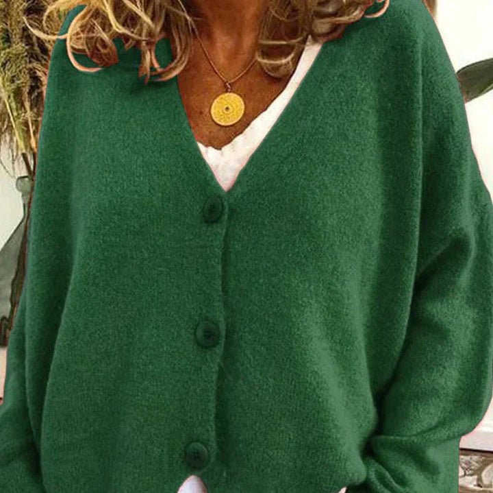 Dunkelgrüne Noemi Strickjacke aus weichem Strick mit V-Ausschnitt und klassischer Knopfleiste.