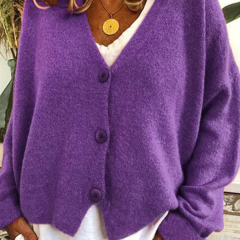 Violette Damen-Strickjacke Noemi aus weichem Strick mit V-Ausschnitt und durchgehender Knopfleiste.