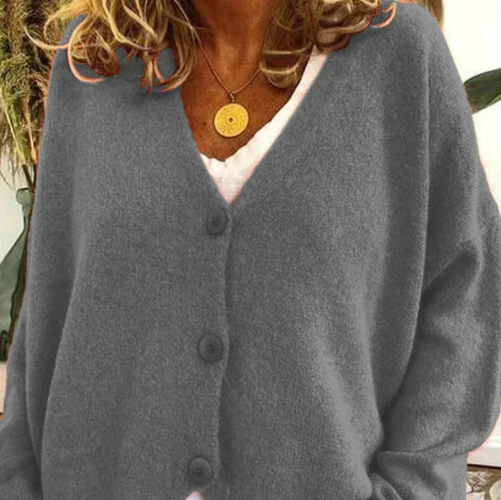 Graue, weiche Damen-Strickjacke Noemi mit V-Ausschnitt und klassischer Knopfleiste im lockeren Schnitt.