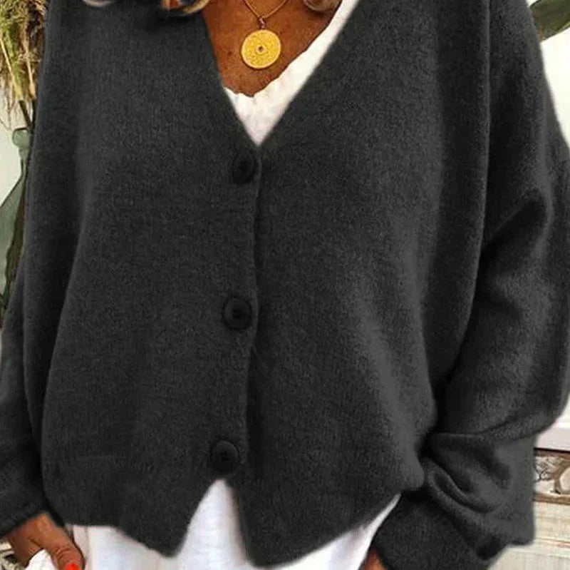 Dunkelgraue Damen-Strickjacke mit V-Ausschnitt, Knopfleiste und weichem Strickmaterial für einen eleganten Look.