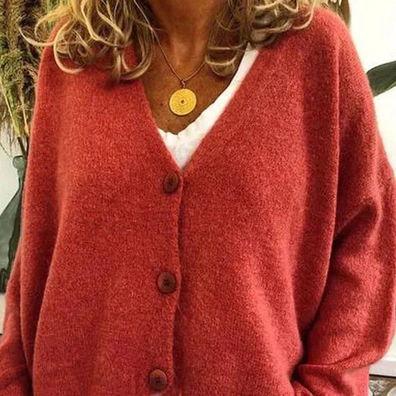 Rote Damen-Strickjacke Noemi mit V-Ausschnitt, Knopfleiste und weichem Strickmaterial für einen eleganten Look.