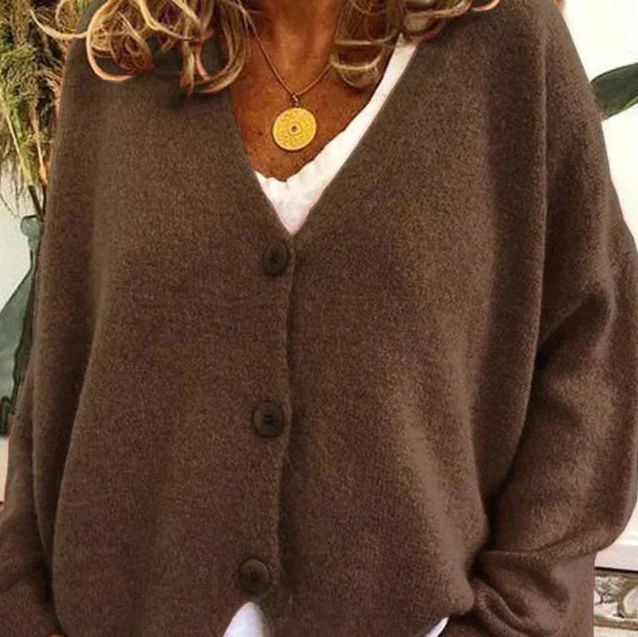 Braune Noemi Strickjacke mit V-Ausschnitt, Knopfleiste und weichem Strickmaterial für einen eleganten Look.