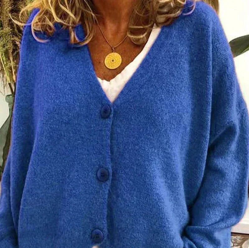 Blaue Noemi Strickjacke aus weichem Strick mit V-Ausschnitt und klassischer Knopfleiste für Damen.