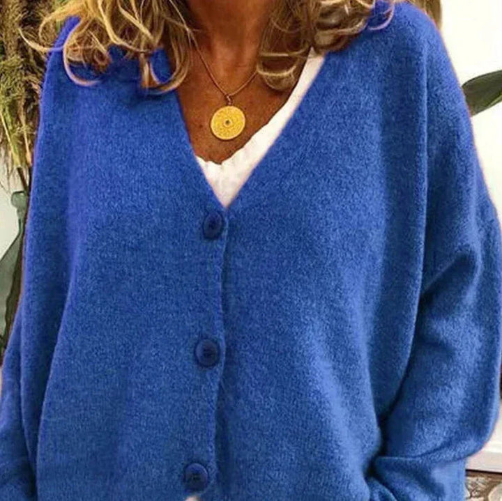 Blaue Noemi Strickjacke aus weichem Strick mit V-Ausschnitt und klassischer Knopfleiste für Damen.