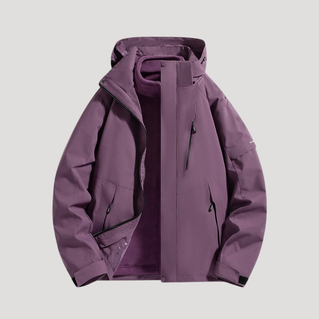 Violette wasserdichte Damen Outdoorjacke mit Kapuze, Reißverschlusstaschen und weichem Innenfutter.