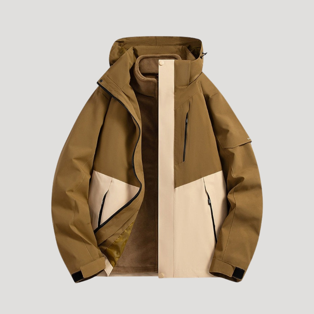Braune, wasserdichte Marei Damen-Outdoorjacke mit Kapuze, Reißverschlusstaschen und beigefarbenen Akzenten.