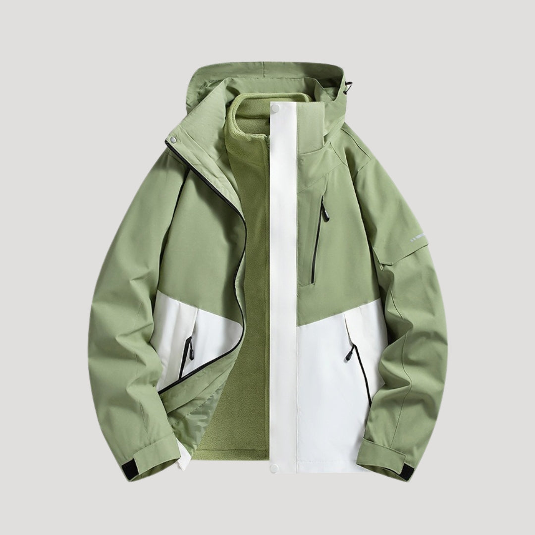 Wasserdichte Marei Outdoorjacke in Salbeigrün und Weiß mit Kapuze, Reißverschlusstaschen und sportlichem Design.