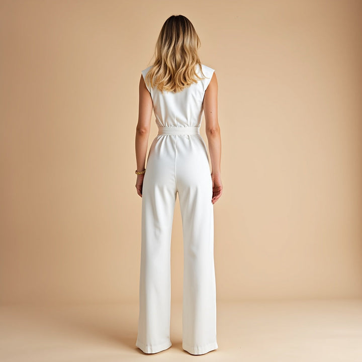 Weißer, ärmelloser Maria Damen-Jumpsuit mit weitem Bein und Bindegürtel von hinten gezeigt.