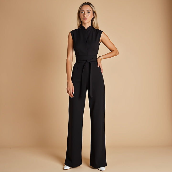 Ärmelloser schwarzer Maria Jumpsuit mit Stehkragen, Bindegürtel und weitem Bein