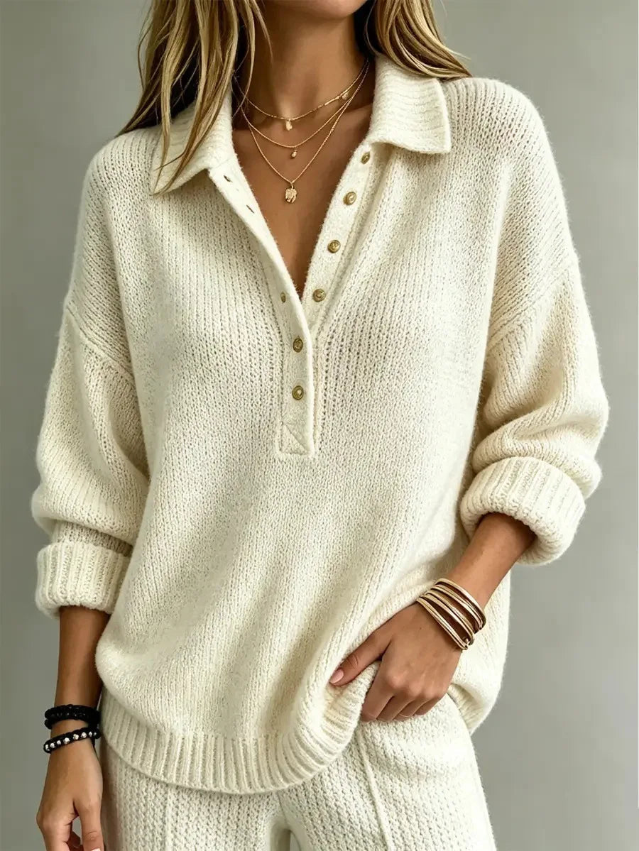 Cremeweißer Damen-Strickpullover mit Polokragen, Knopfleiste, überschnittenen Schultern und gerippten Bündchen.