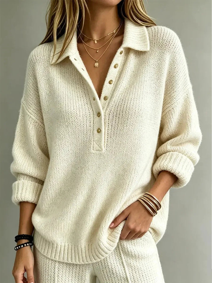 Cremeweißer Damen-Strickpullover mit Polokragen, Knopfleiste, überschnittenen Schultern und gerippten Bündchen.