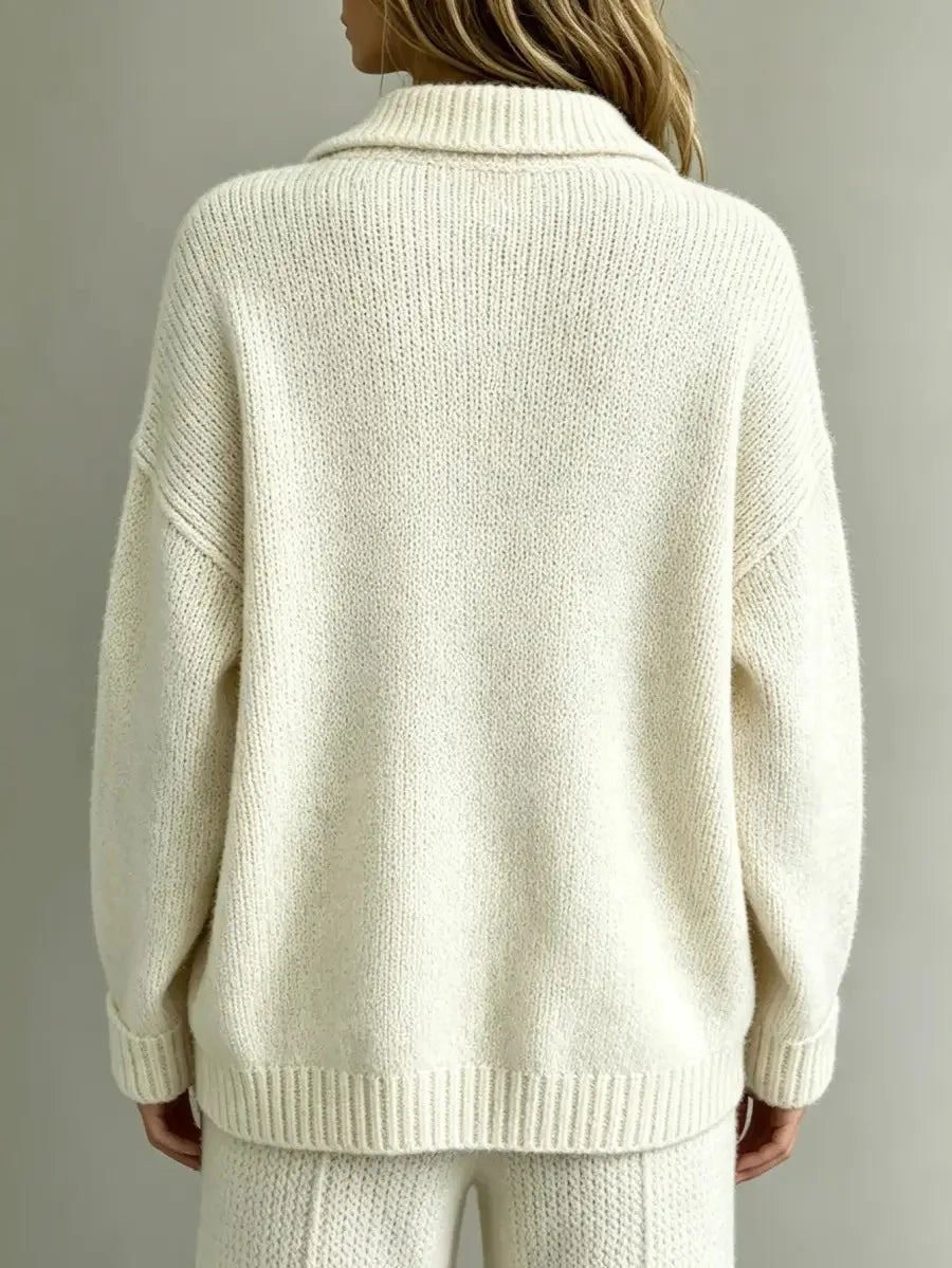 Cremeweißer Damen-Strickpullover mit Polokragen, überschnittenen Schultern und gerippten Bündchen in entspannter Passform.