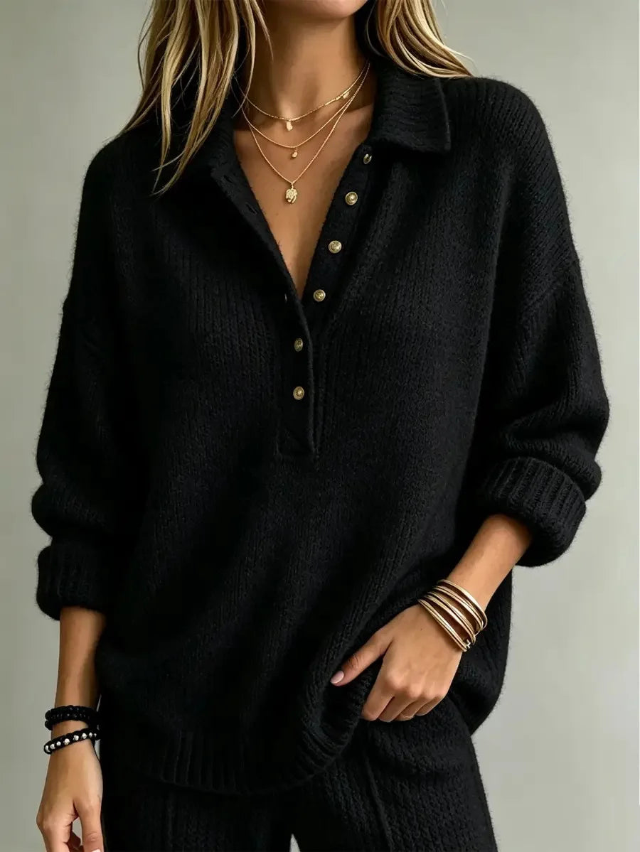 Schwarzer Damen-Strickpullover mit Polokragen, Knopfleiste, überschnittenen Schultern und gerippten Bündchen.