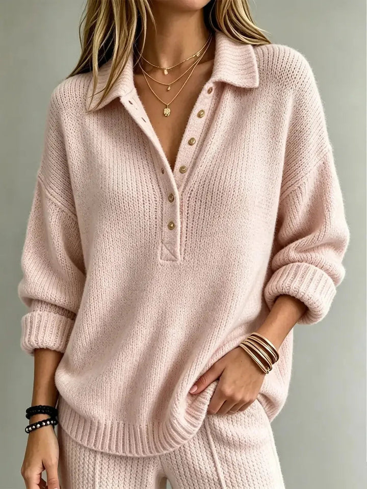 Hellrosa Damen-Strickpullover mit Polokragen, Knopfleiste, überschnittenen Schultern und gerippten Bündchen.