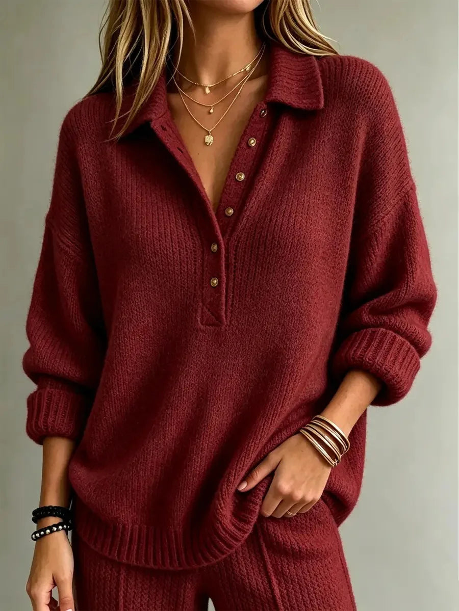 Dunkelroter Strickpullover mit Polokragen, Knopfleiste, überschnittenen Schultern und gerippten Bündchen.