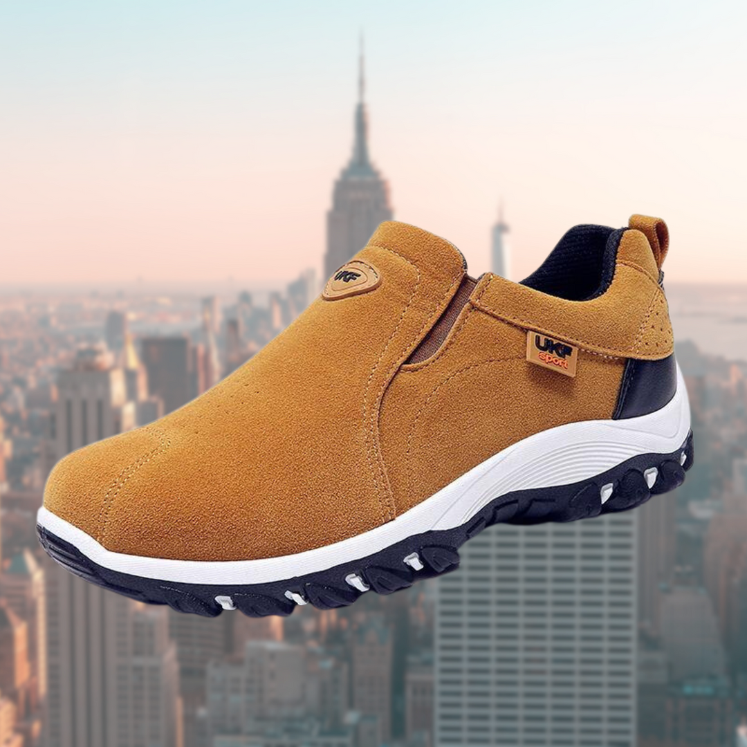 Brauner Marius Slip-On Sneaker in Wildlederoptik mit elastischem Einstieg und robuster, rutschfester Profilsohle.
