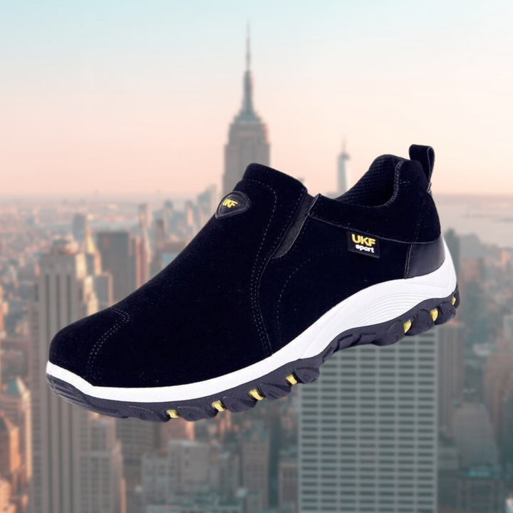Schwarzer Marius Slip-On Sneaker in Wildlederoptik mit weißer Sohle und rutschfestem Profil für optimalen Halt.