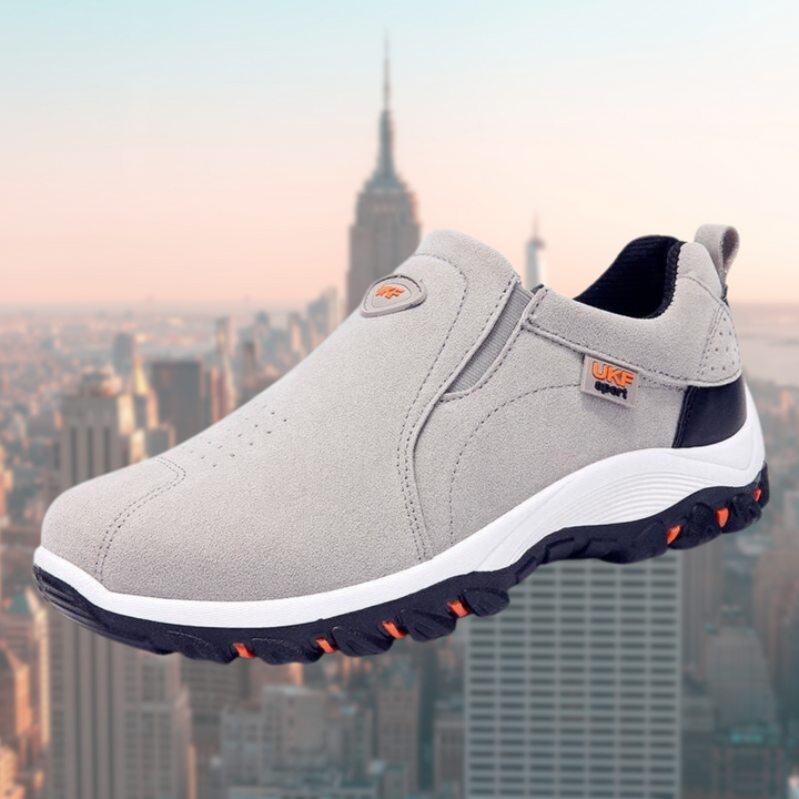 Grauer Marius Herren Slip-On Sneaker in Wildlederoptik mit elastischem Einstieg und robuster, rutschfester Profilsohle.