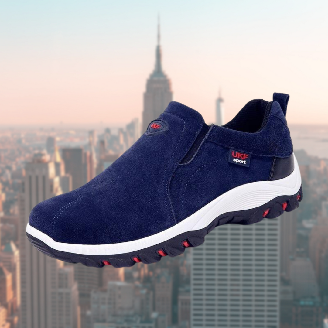 Dunkelblauer Marius Herren Slip-On Sneaker in Wildlederoptik mit weißer Sohle und rutschfestem Profil für hohen Komfort.