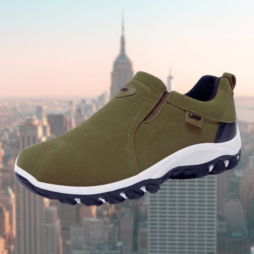 Olivgrüner Marius Herren Slip-On Sneaker in Wildlederoptik mit rutschfester Profilsohle und bequemem, schnürlosem Einstieg.