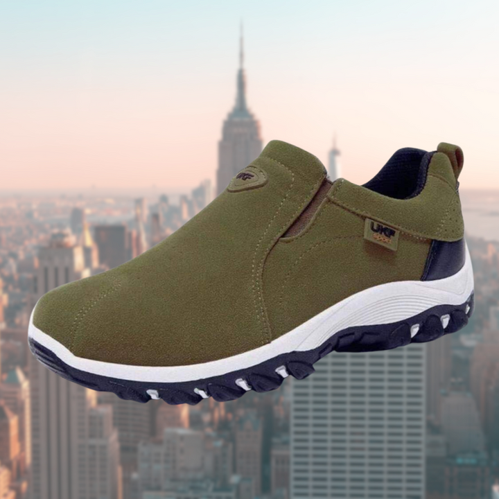 Olivgrüner Marius Herren Slip-On Sneaker in Wildlederoptik mit rutschfester Profilsohle und bequemem, schnürlosem Einstieg.