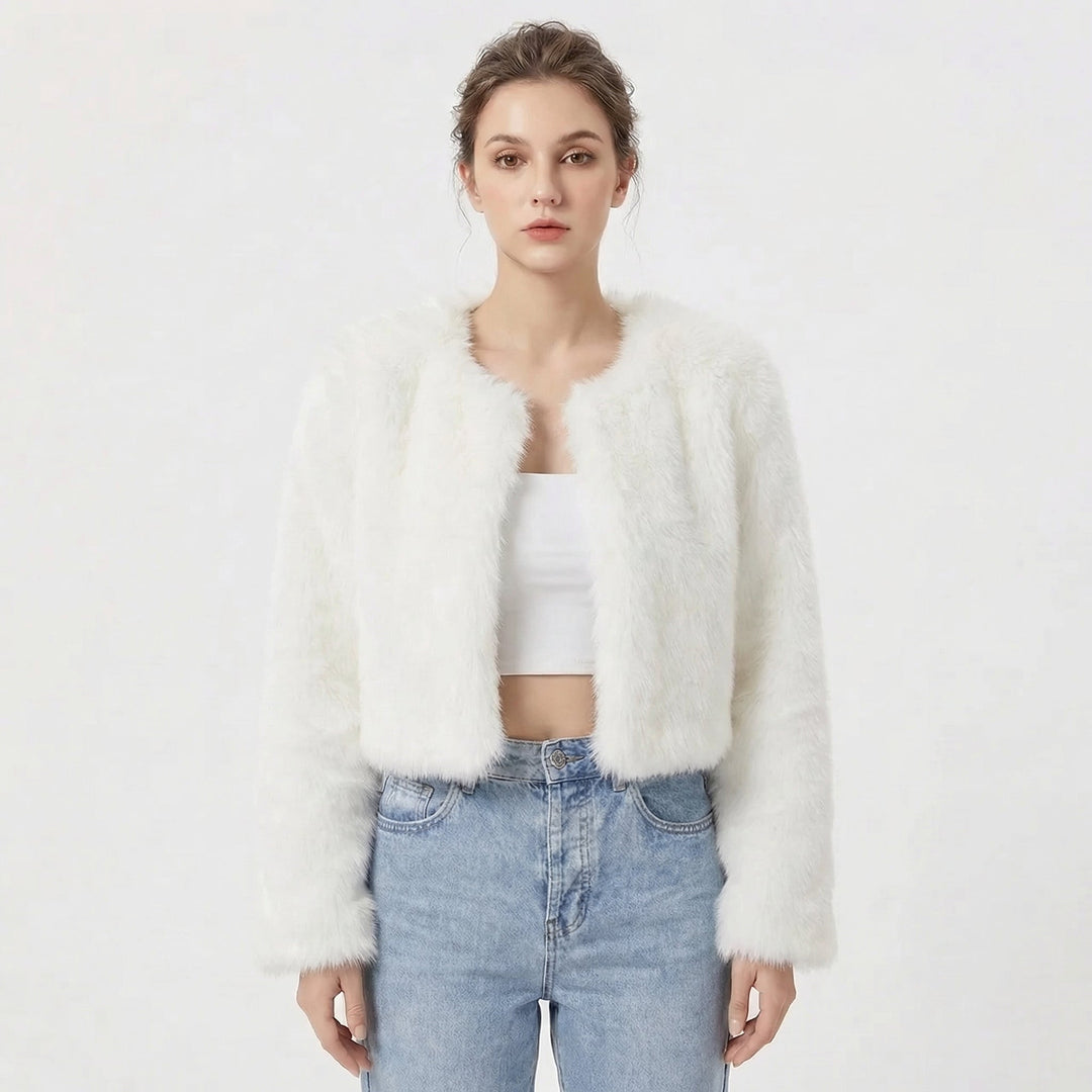 Weiße, kuschelige Damen-Kunstfelljacke im modernen Cropped-Schnitt mit offener Front für einen eleganten Look.