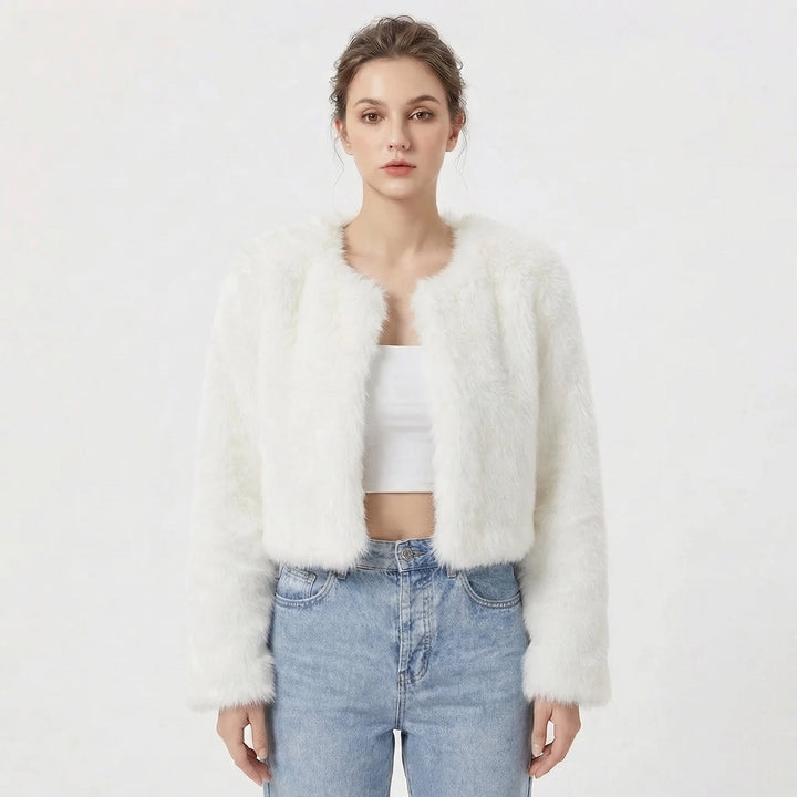 Weiße, kuschelige Damen-Kunstfelljacke im modernen Cropped-Schnitt mit offener Front für einen eleganten Look.
