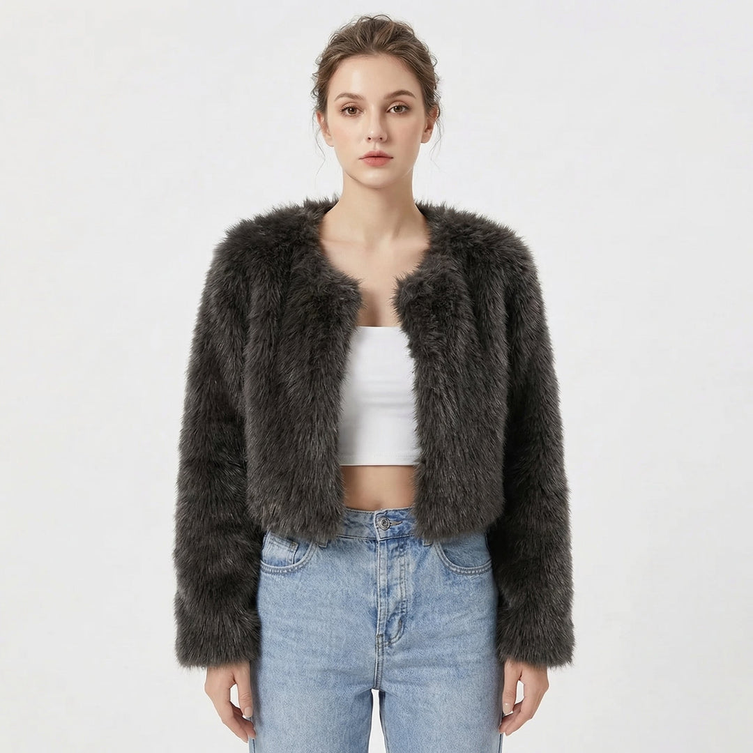Dunkelgraue, flauschige Damen-Kunstfelljacke im modernen Cropped-Schnitt mit offener Front für einen eleganten Look.