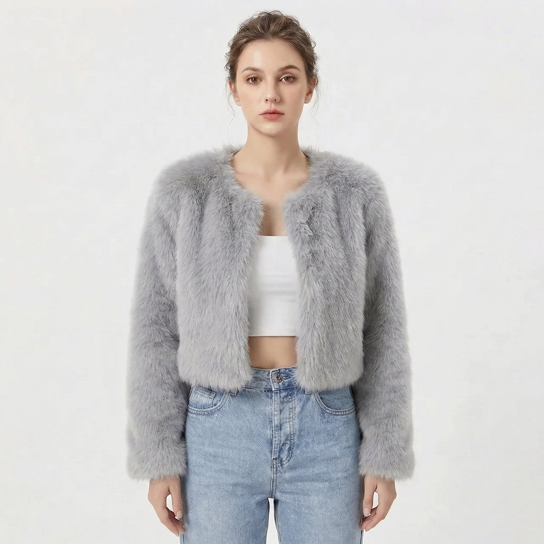 Graue, kurz geschnittene Damen-Kunstfelljacke mit langem Arm und offener Front für einen eleganten, modernen Look.