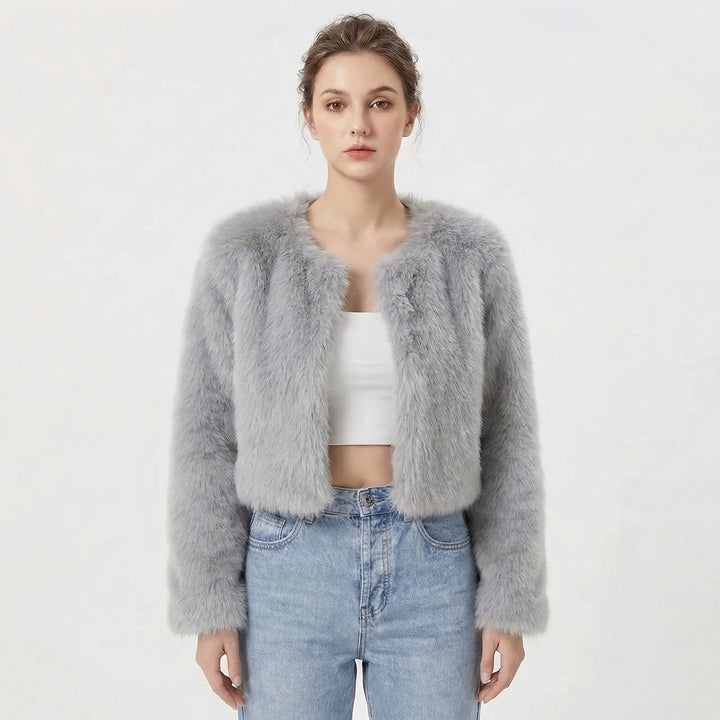 Graue, kurz geschnittene Damen-Kunstfelljacke mit langem Arm und offener Front für einen eleganten, modernen Look.