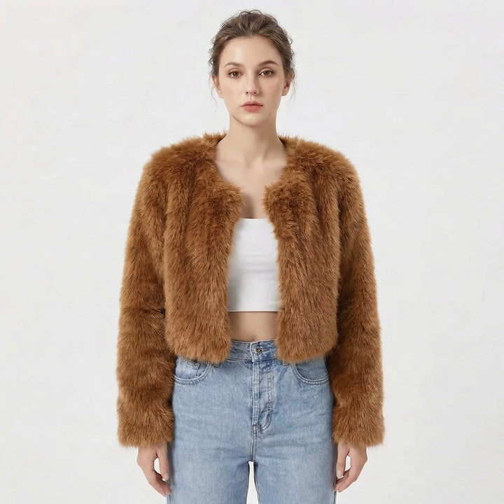 Braune, kurz geschnittene Damen-Kunstfelljacke mit offener Front für einen eleganten, kuscheligen Look.