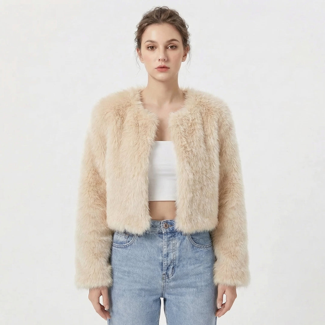 Beigefarbene, kurz geschnittene Damen-Kunstfelljacke mit offener Front für einen eleganten, modernen Look.