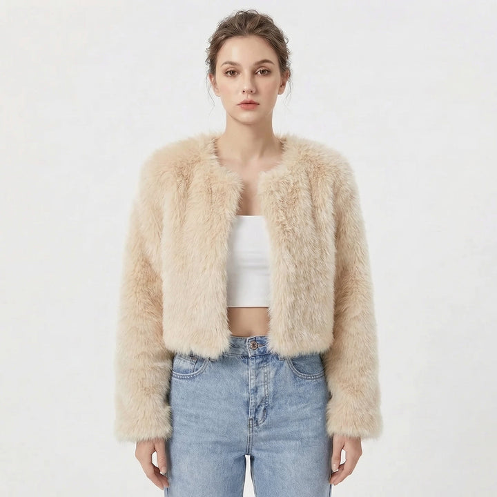 Beigefarbene, kurz geschnittene Damen-Kunstfelljacke mit offener Front für einen eleganten, modernen Look.