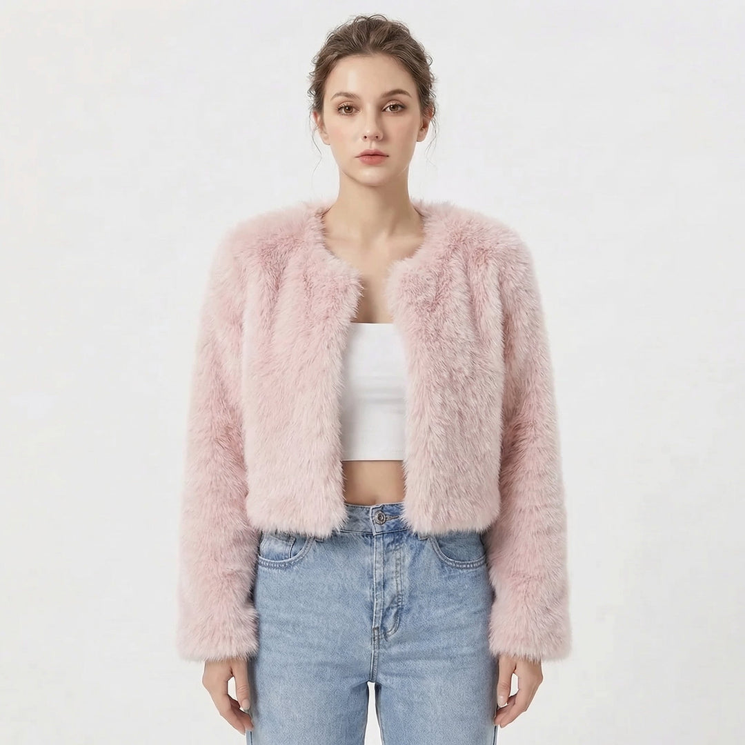 Flauschige, hellrosa Cropped-Kunstfelljacke mit offener Front und langen Ärmeln für einen modernen, eleganten Look.