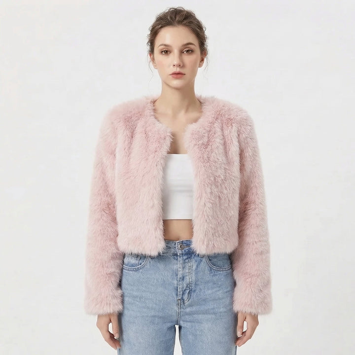 Flauschige, hellrosa Cropped-Kunstfelljacke mit offener Front und langen Ärmeln für einen modernen, eleganten Look.