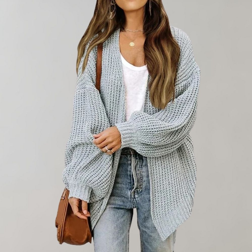 Hellblaue, grob gestrickte Oversized-Damenstrickjacke mit offenem Schnitt und weiten Ärmeln für einen lässigen Look.