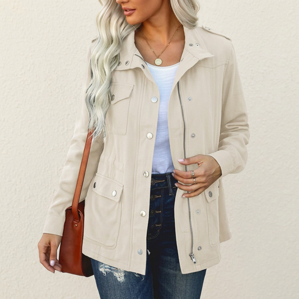 Beigefarbene Damen-Utility-Jacke mit Stehkragen, Reißverschluss, Druckknopfleiste und aufgesetzten Klappentaschen.