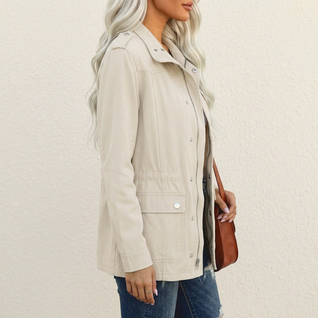 Beigefarbene Damen Utility-Jacke mit Stehkragen, Reißverschluss, Druckknöpfen und aufgesetzten Klappentaschen.