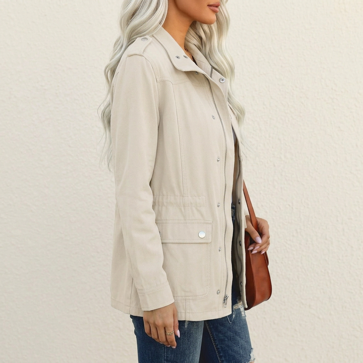 Beigefarbene Damen Utility-Jacke mit Stehkragen, Reißverschluss, Druckknöpfen und aufgesetzten Klappentaschen.