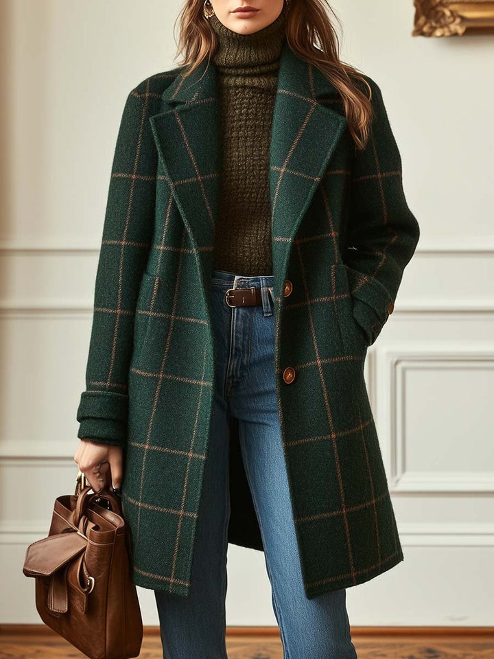 Dunkelgrüner karierter Wollmantel mit Reverskragen und Knopfleiste, kombiniert mit Rollkragenpullover und Jeans.