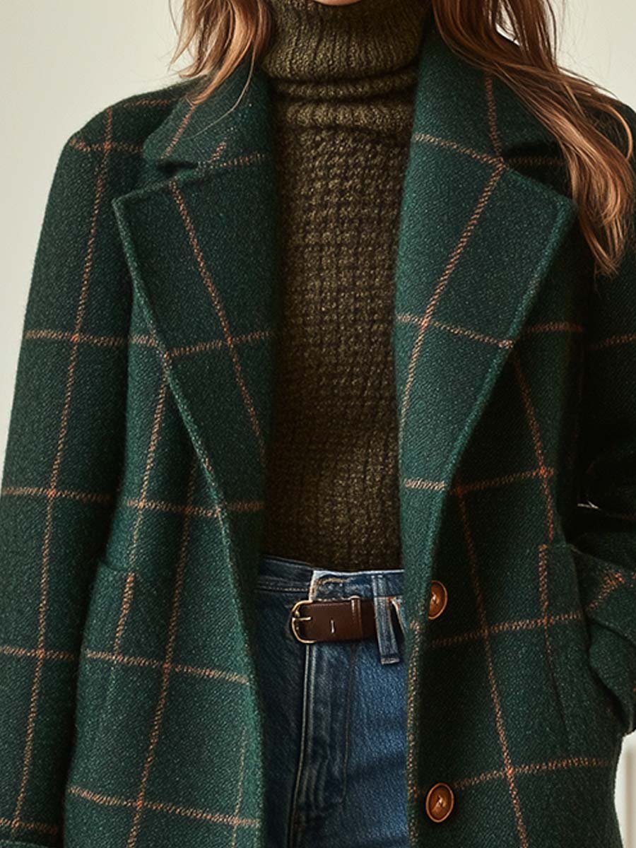 Dunkelgrüner karierter Wollmantel mit Reverskragen und Knopfleiste, getragen über einem strukturierten Rollkragenpullover.