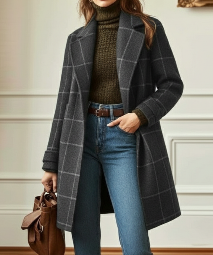 Dunkelgrauer Wollmantel mit Karomuster, Reverskragen und lockerer Passform, kombiniert mit Rollkragenpullover und Jeans.